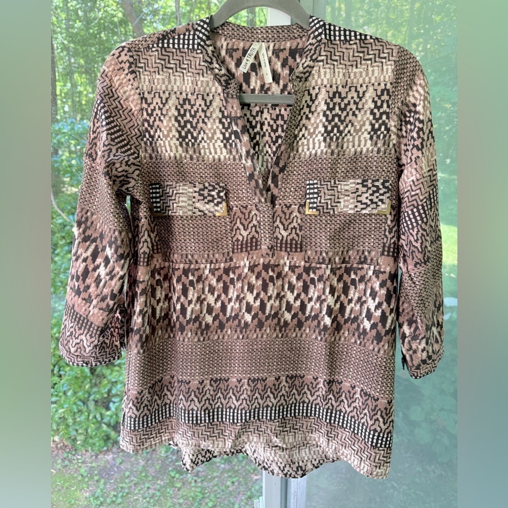 Live 4 Truth size small “snake skin” design V-neck top with flat collar & Hi/Low